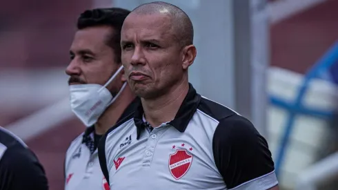 Foto: (Heber Gomes/AGIF) – Higo Magalhães, técnico do Vila Nova, tem demonstrado confiança em seu atacante
