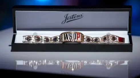 Bracelete de campeão mundial da WSOP (Foto: Katerina Lukina/PokerNews)
