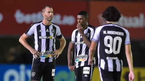 Foto: (Thiago Ribeiro/AGIF) – Joel Carli lamenta derrota do Botafogo neste domingo (27)
