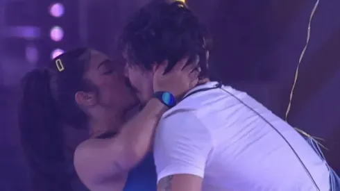 Maria e Eliezer se beijando durante festa no BBB 22 – Imagem: Reprodução/Globo
