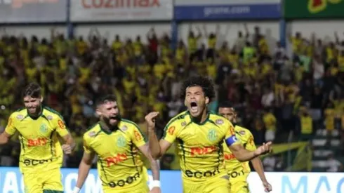 Marcos Freitas/Agência Mirassol/ Camilo, ex-Internacional, comemorando gol contra o Grêmio.
