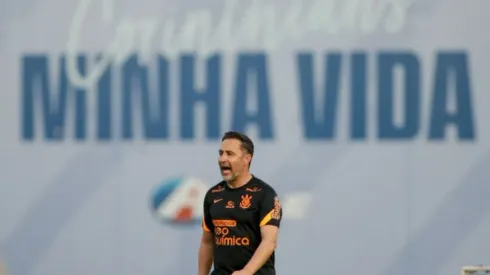 Vitor Pereira comandando treino no Corinthians (Foto: Rodrigo Coca/Ag. Corinthians)
