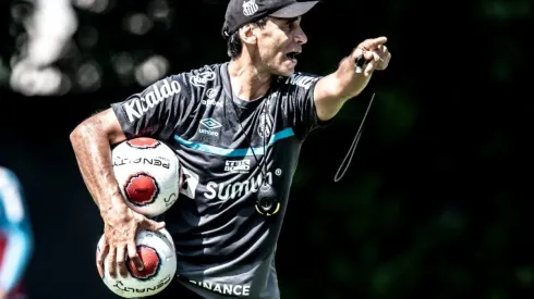 Fabián Bustos comandando treino no Santos (Foto: Twitter oficial do Santos)
