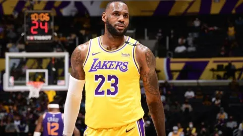Adam Pantozzi/NBAE via Getty Images – LeBron em quadra pelos Lakers
