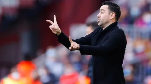 Xavi se rende ao talento de defensor do Barcelona e fala sobre seu futuro: "Depende do Clube" 