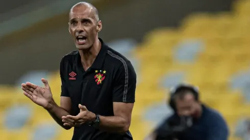 Foto: (Jorge Rodrigues/AGIF) – César Lacerda é o técnico interino do Sport desde a demissão de Gustavo Florentín
