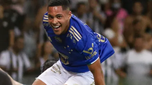 Fernando Moreno/AGIF. Vitor Roque celebra gol marcado, mas questiona a arbitragem em clássico.
