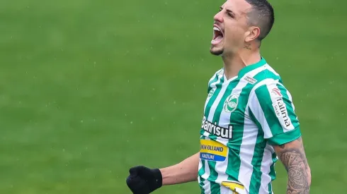 Foto: Pedro H. Tesch/AGIF – Matheus Peixoto está de volta ao Brasil e interessa ao Botafogo
