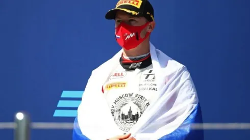 Formula 1 via Getty Images – Mazepin com a bandeira russa no copor

