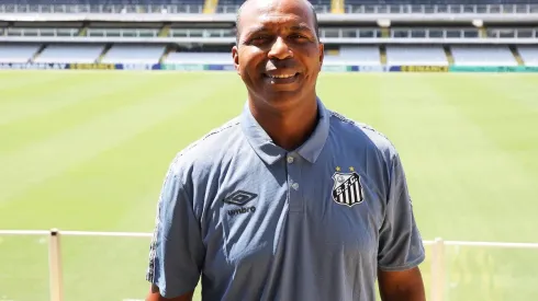 Técnico Orlando Ribeiro foi apresentado no Santos; ele comandará a equipe sub-20
