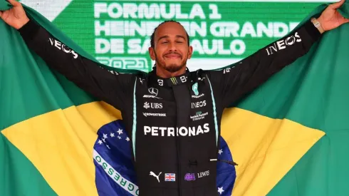 Foto Divulgação Mercedes – Lewis Hamilton no pódio em Interlagos.
