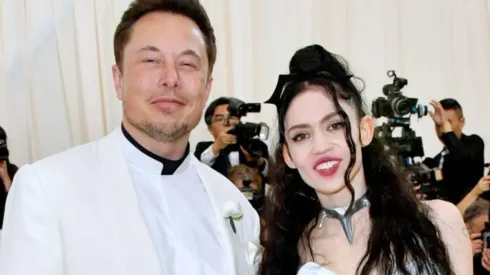 (Photo by Dia Dipasupil/WireImage) – Elon Musk e Grimes posam juntos.
