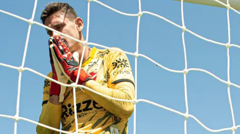 Foto: (Jorge Rodrigues/AGIF) – Georgemy, goleiro do Vila Nova, quer evitar uma nova surpresa neste sábado (12)
