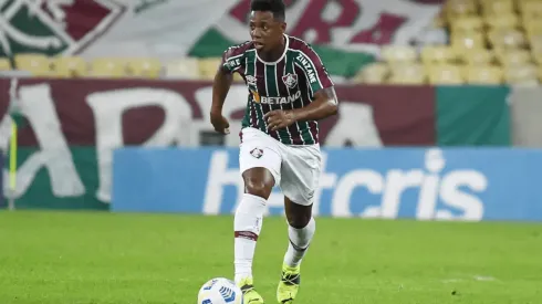 Alexandre Durão/Divulgação. Volante do Fluminense, Wellington reclama do estado do gramado na partida.
