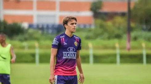 Meia ex-Brusque assina com o Atlético-GO até o fim do ano, por empréstimo