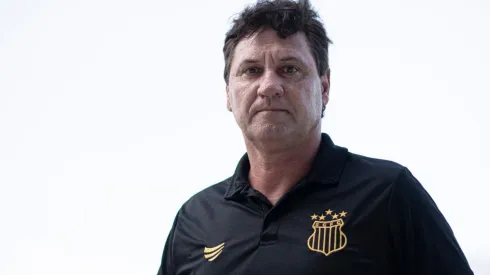 Foto: Jorge Rodrigues/AGIF – João Brigatti balança no cargo após eliminação na Copa do Brasil
