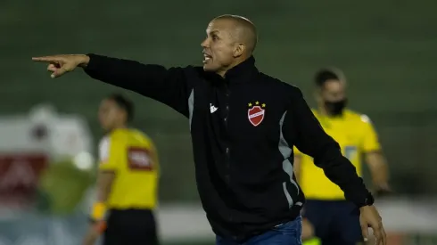 Diogo Reis/AGIF - Higo Magalhães, técnico do Vila Nova