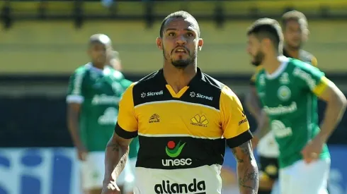 Foto: (Caio Marcello/AGIF) – Desde maio de 2021 no Criciúma, Arilson projetou a decisão contra o Goiás na Copa do Brasil
