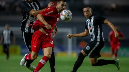 Foto: Alisson Frazao/AGIF – Rafael Longuine voltou ao CRB nesta temporada e mostrou decepção com início da equipe
