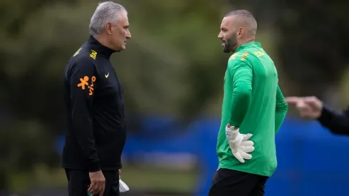Weverton e Tite conversam; goleiro é um dos convocados que desfalcam suas equipes durante uma semana, nas partidas de Eliminatórias