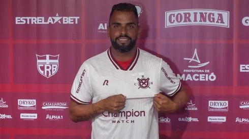 Foto: (Twitter Oficial CRB/@franciscocedrimfotografia) – Maicon pode estrear com a camisa do CRB nesta quinta (24)
