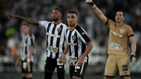 Jorge Rodrigues/AGIF. Rafael não ficou nem um pouco satisfeito com interrupção da partida antes de cobrança de falta perigosa do Botafogo.
