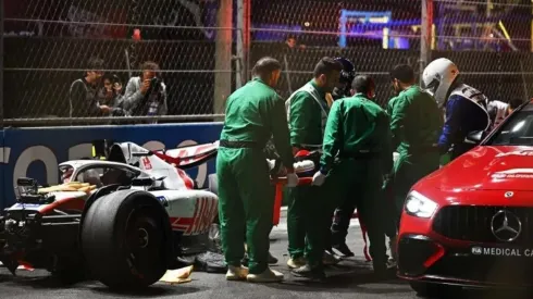 Foto: Clive Mason/Getty Images – Mick Schumacher sendo removido do carro após acidente na classificação do GP da Arábia Saudita
