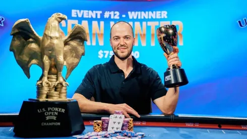 Sean Winter levou o troféu de campeão da série (Foto: PokerGo)
