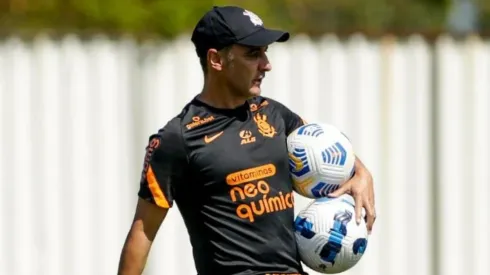 Foto: (Twitter Oficial Corinthians/Rodrigo Coca/Agência Corinthians) – Vítor Pereira foi notificado que um de seus jogadores estendeu o vínculo com o Corinthians por mais duas temporadas
