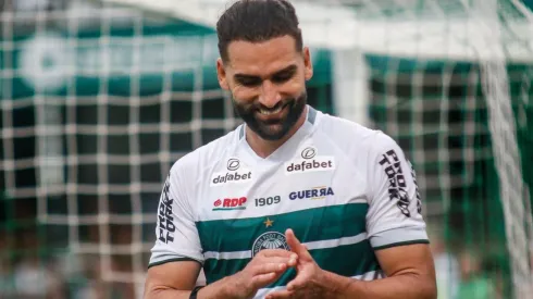 Foto: Gabriel Machado/AGIF – Coritiba está perto de anunciar reforço que chega para brigar por posição com Léo Gamalho
