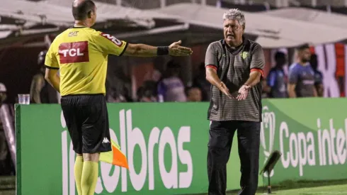 Foto: Renan Oliveira/AGIF – Com aval de Geninho, Vitória negocia com goleiro Saulo
