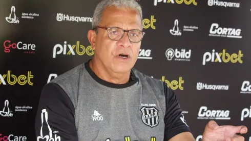 Foto: (Flickr Oficial Ponte Preta/Diego Almeida/PontePress) – Hélio dos Anjos concedeu entrevista coletiva na Ponte Preta nesta sexta (8)
