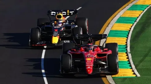 Charles Leclerc se defende de Max Verstappen no GP da Austrália — Foto: Mark Thompson/Getty Images
