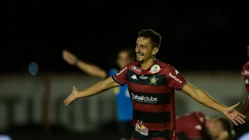 Sanchez comemora gol para a Portuguesa; lateral se destacou na Lusa e está livre no mercado
