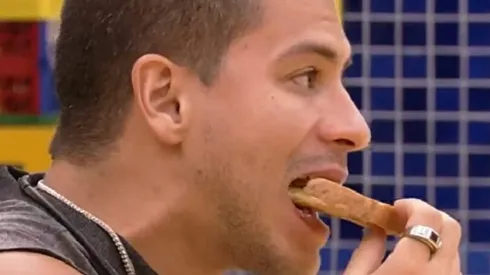 BBB 22: Arthur Aguiar comendo pão. Foto: Reprodução/Globo
