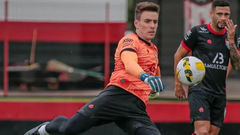 Foto: (Flickr Oficial Atlético-GO/Bruno Corsino/ACG) – Luan Polli tem tomado conta da meta do Atlético Goianiense nesta temporada
