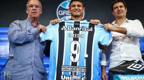 Foto: Lucas Uebel/Grêmio/Divulgação – Elkeson: novo reforço vestirá a camisa 9 do Grêmio
