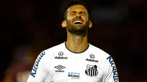 Léo Baptistão ressalta disputa no ataque do Santos e agradece oportunidade do técnico