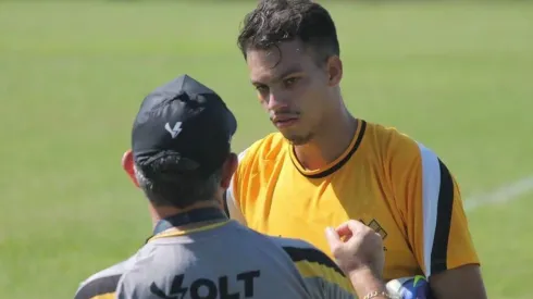 Foto: (Celso da Luz/Criciúma E.C.) – Zé Marcos deve ser titular na zaga do Criciúma na próxima rodada da Série B
