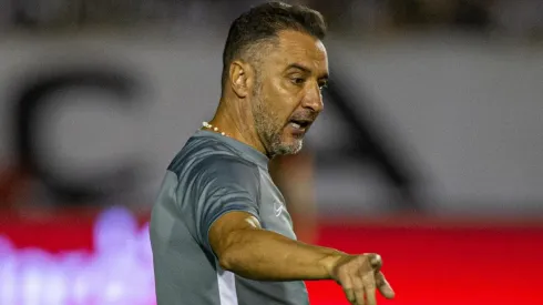 Foto: Marcos Zanutto/AGIF – Treinador vem sendo contestado após derrota no Dérbi.
