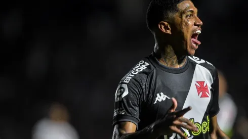 Raniel com a camisa do Vasco (Foto: Thiago Ribeiro/AGIF)
