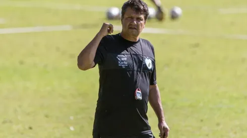 Foto: (Ricardo Chicarelli/Londrina EC.) – Adilson Batista ainda não repetiu nenhuma escalação em seis jogos no comando do Londrina

