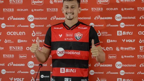 Lateral-esquerdo Sanchez, que se destacou pela Portuguesa-RJ, agora é jogador do Vitória
