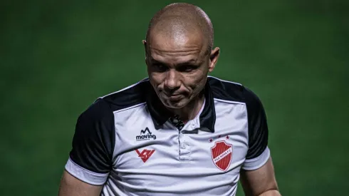 Foto: (Heber Gomes/AGIF) – Higo Magalhães tem sido pressionado no Vila Nova devido aos últimos resultados na temporada
