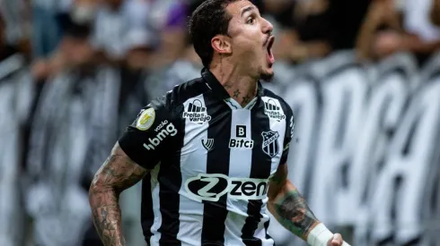 Vina foi um dos jogadores do Ceará vistos em festa (Foto: Pedro Chaves/AGIF)