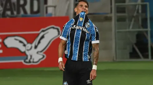 Foto: Maxi Franzoi/AGIF | Ferreira deve voltar a ficar à disposição de Roger no Grêmio a partir da 7ª rodada do BR22
