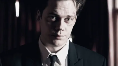 Bill Skarsgård interpreta Clark Olofsson na série da Netflix
