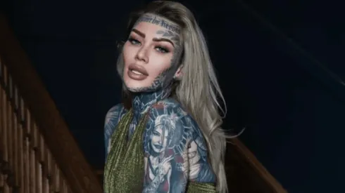 Reprodução/Instagram oficial e Becky Holt - Becky posa para suas redes sociais.