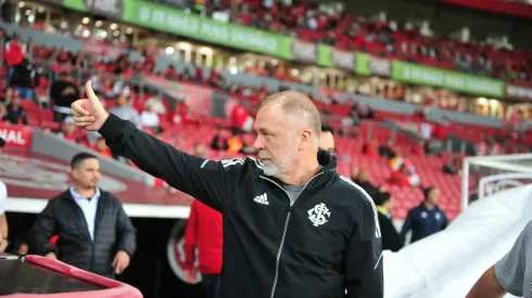 Mano Menezes deve mexer ao menos na defesa para o duelo contra o Juventude