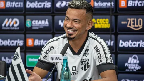 Rodrigo Lindoso com a camisa do Ceará (Foto: Twitter oficial do Ceará)
